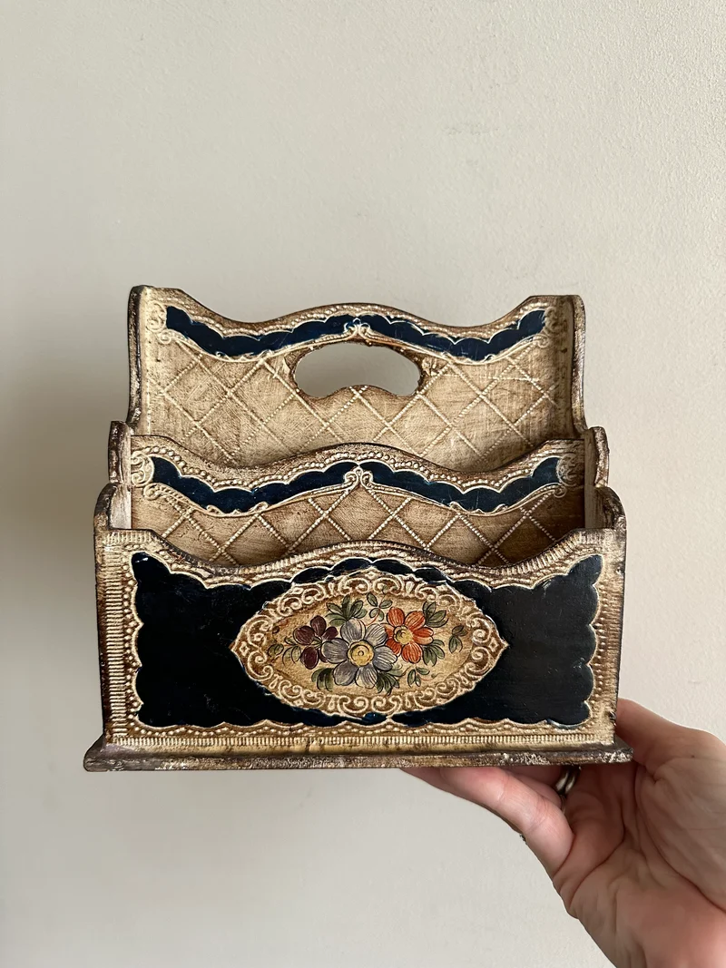 Porte-courrier en bois style florentin ton crème et bleu nuit