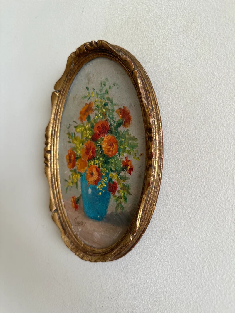 Peinture florale dans son médaillon en bois doré années 1900