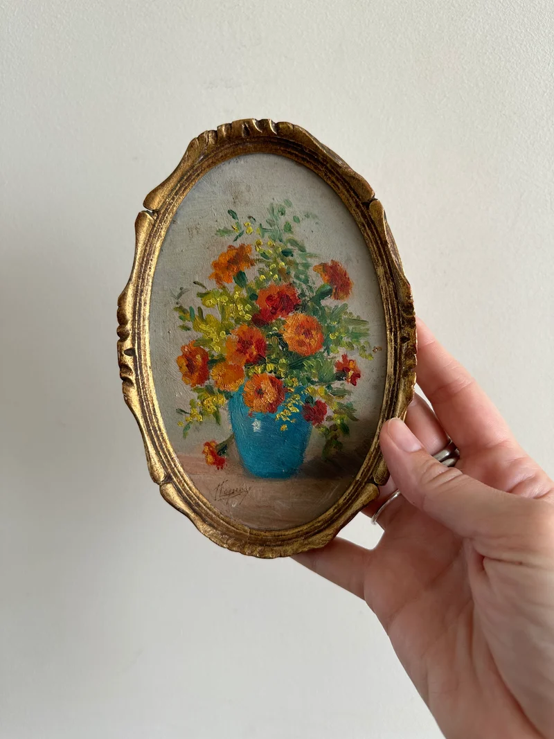 Peinture florale dans son médaillon en bois doré années 1900