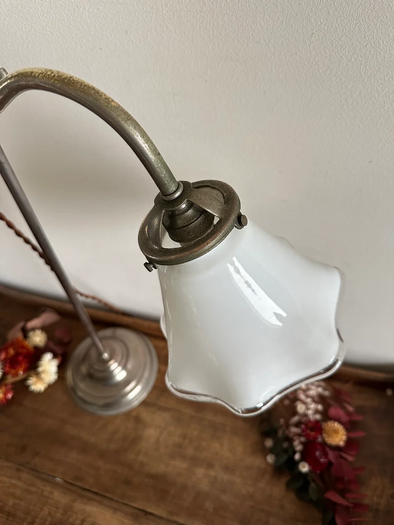 Lampe en acier et opaline blanche années 50