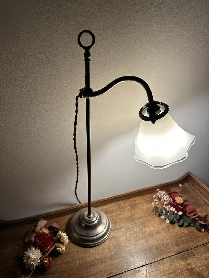 Lampe en acier et opaline blanche années 50