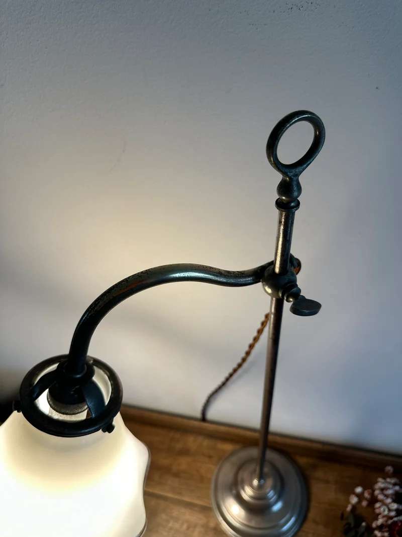 Lampe en acier et opaline blanche années 50