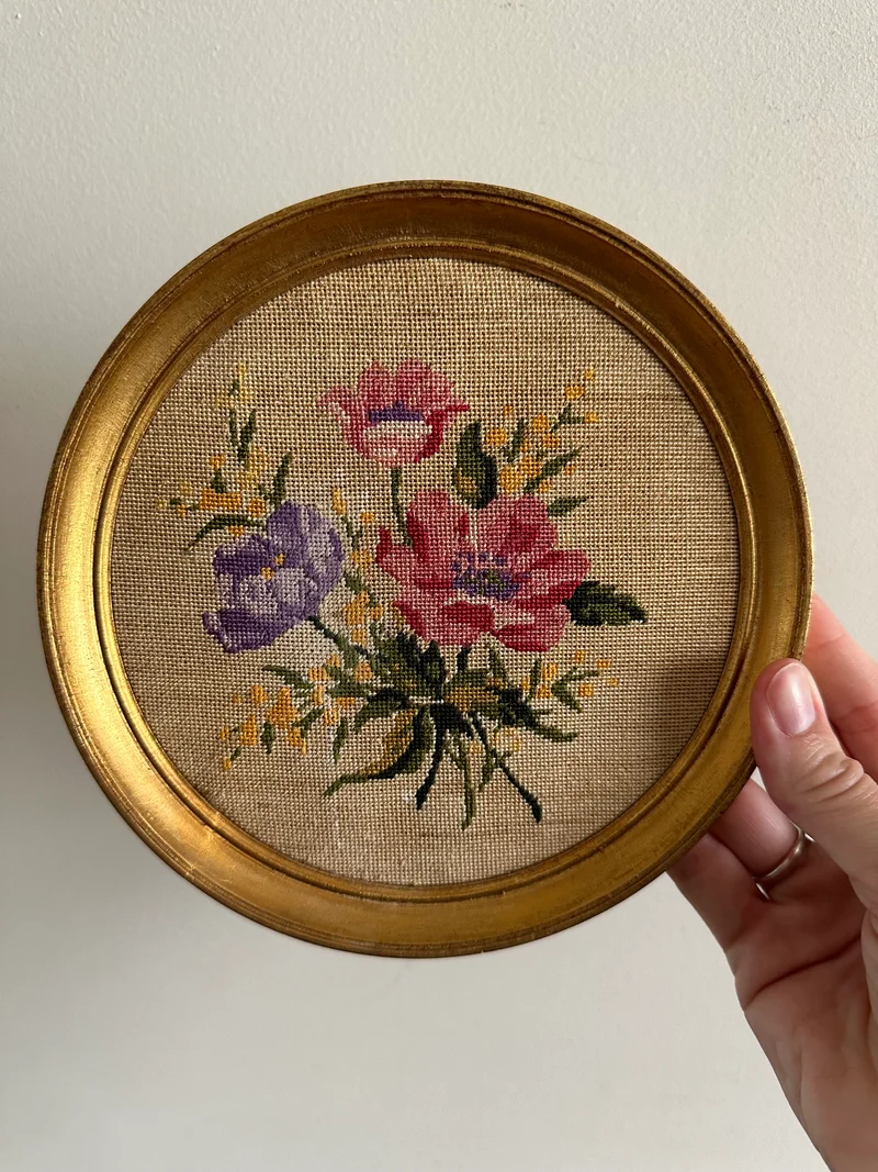 Broderie ancienne fleurs roses cadre rond en bois doré