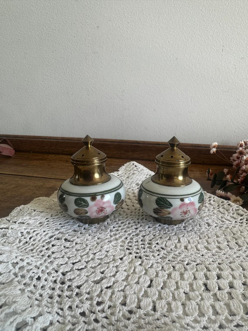Salière et poivrière en porcelaine peinte