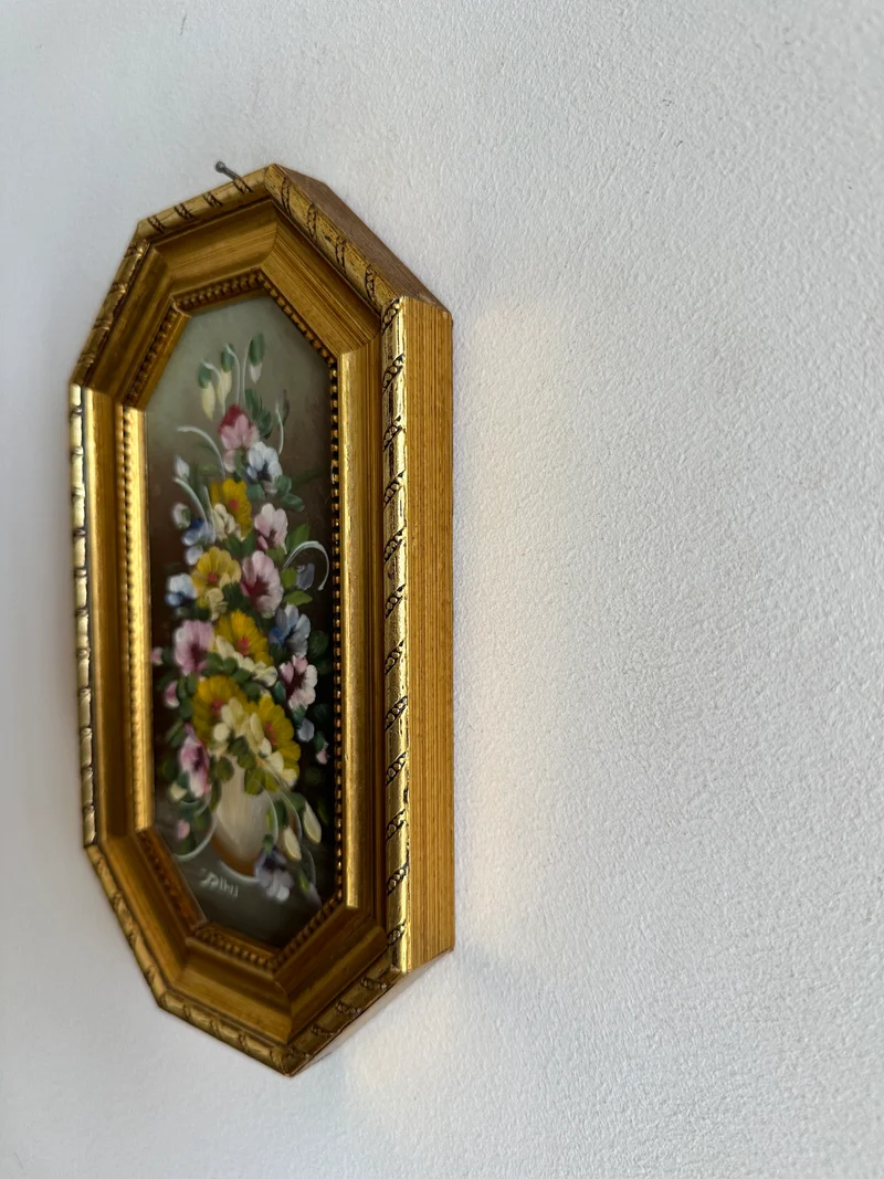 Peinture florale rose pâle signée dans cadre en bois hexagonal doré