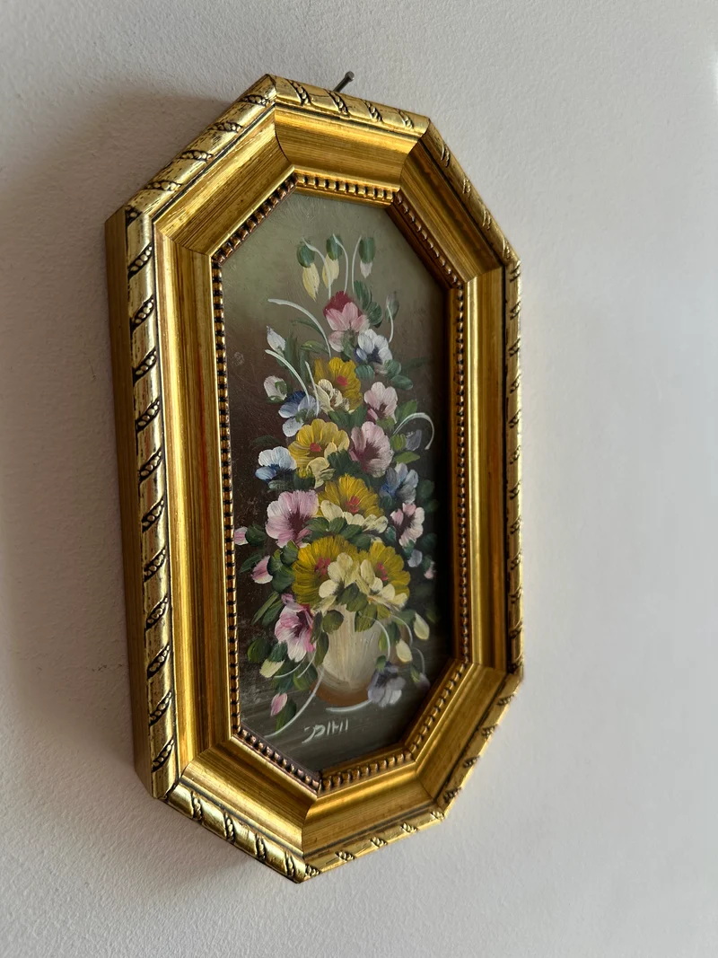 Peinture florale rose pâle signée dans cadre en bois hexagonal doré