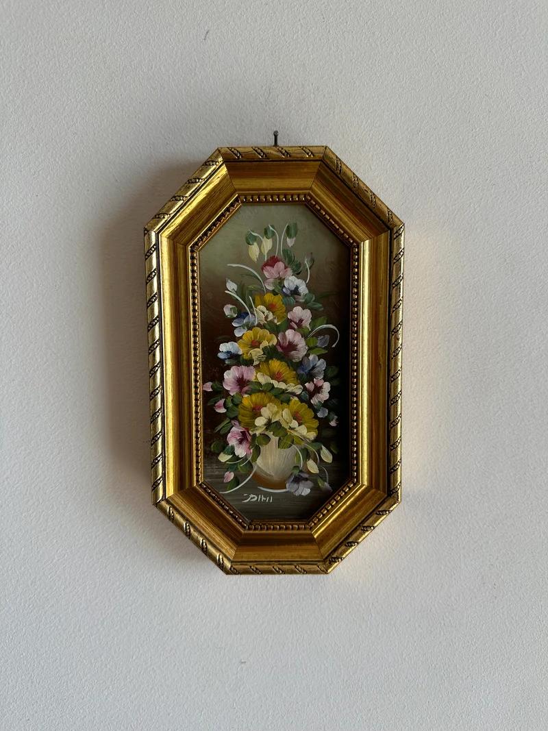 Peinture florale rose pâle signée dans cadre en bois hexagonal doré