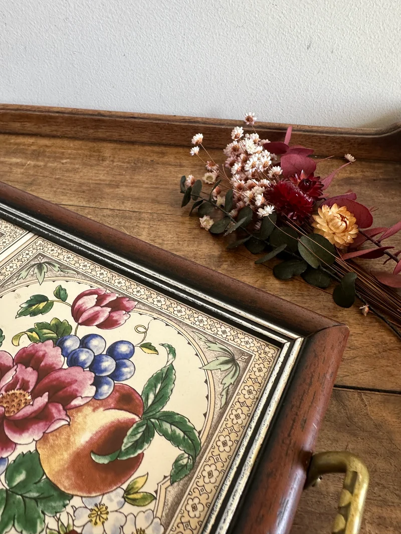 Plateau de service en porcelaine cerclée de bois