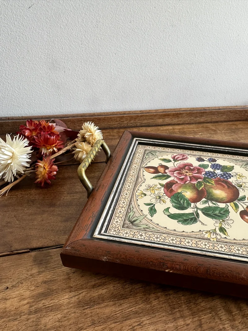 Plateau de service en porcelaine cerclée de bois