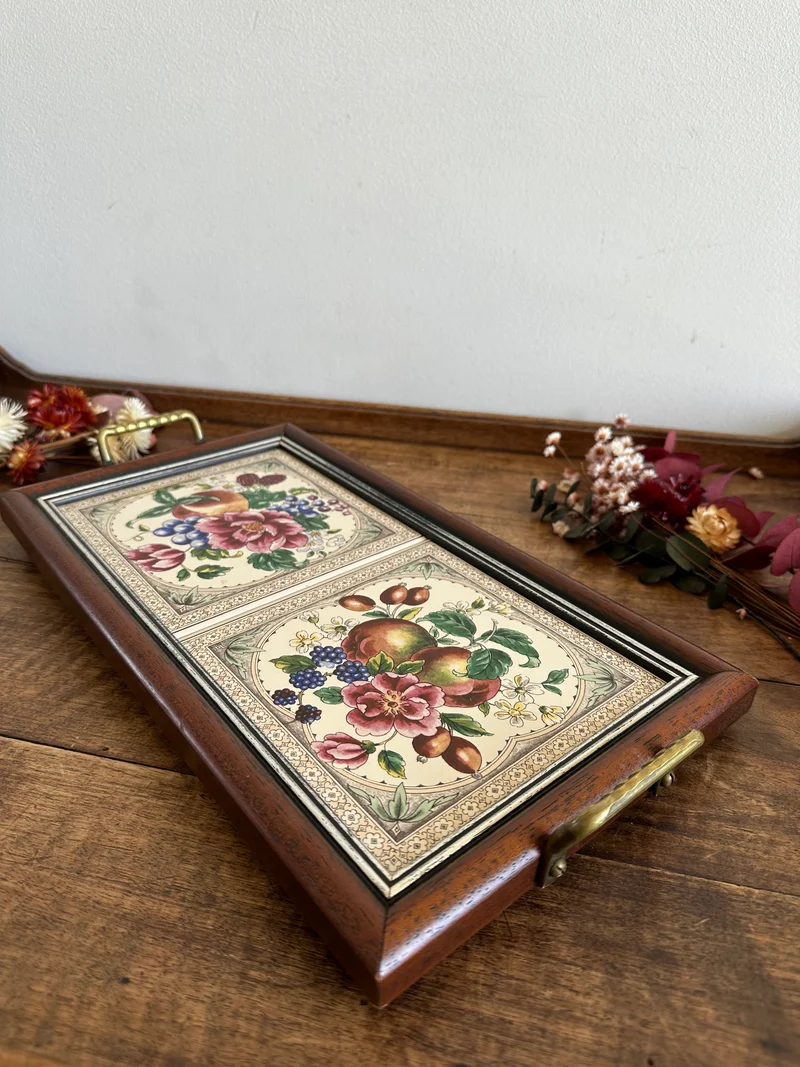 Plateau de service en porcelaine cerclée de bois