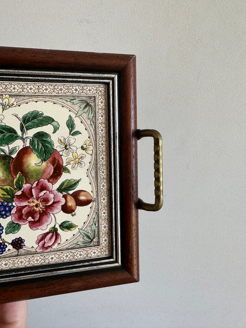 Plateau de service en porcelaine cerclée de bois