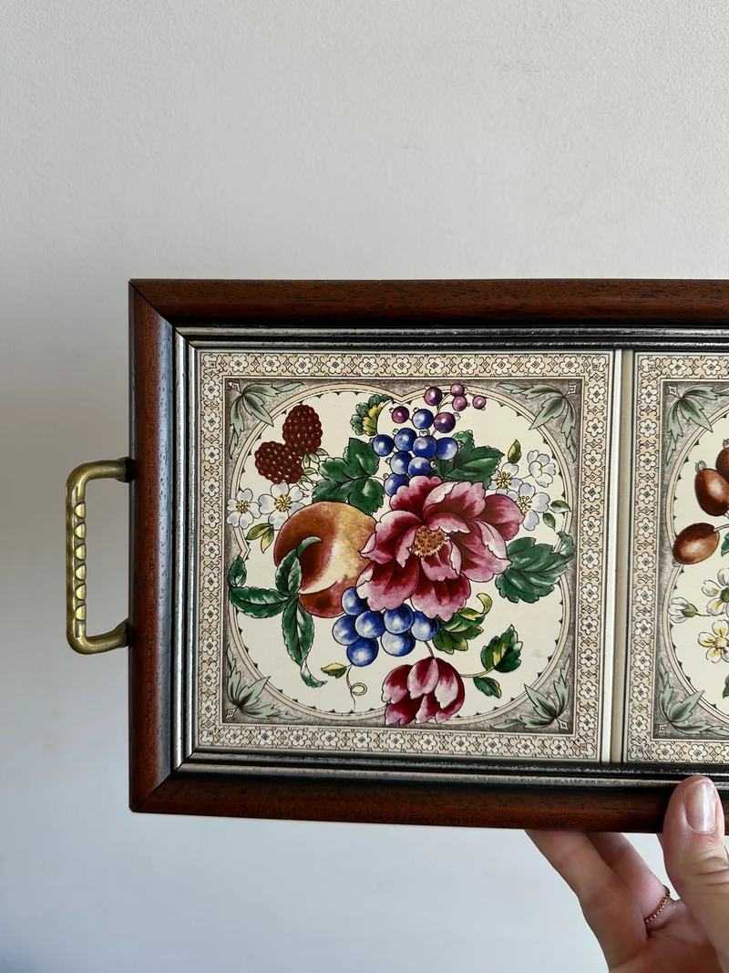 Plateau de service en porcelaine cerclée de bois
