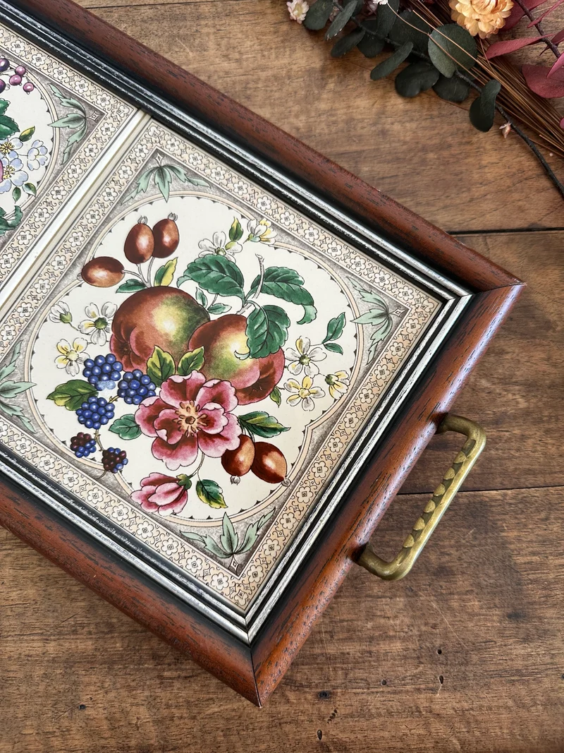 Plateau de service en porcelaine cerclée de bois