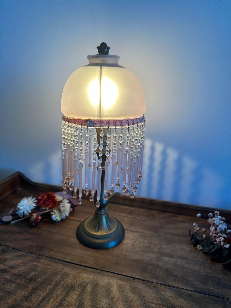 Lampe style charleston pampilles rose pâle pied en laiton