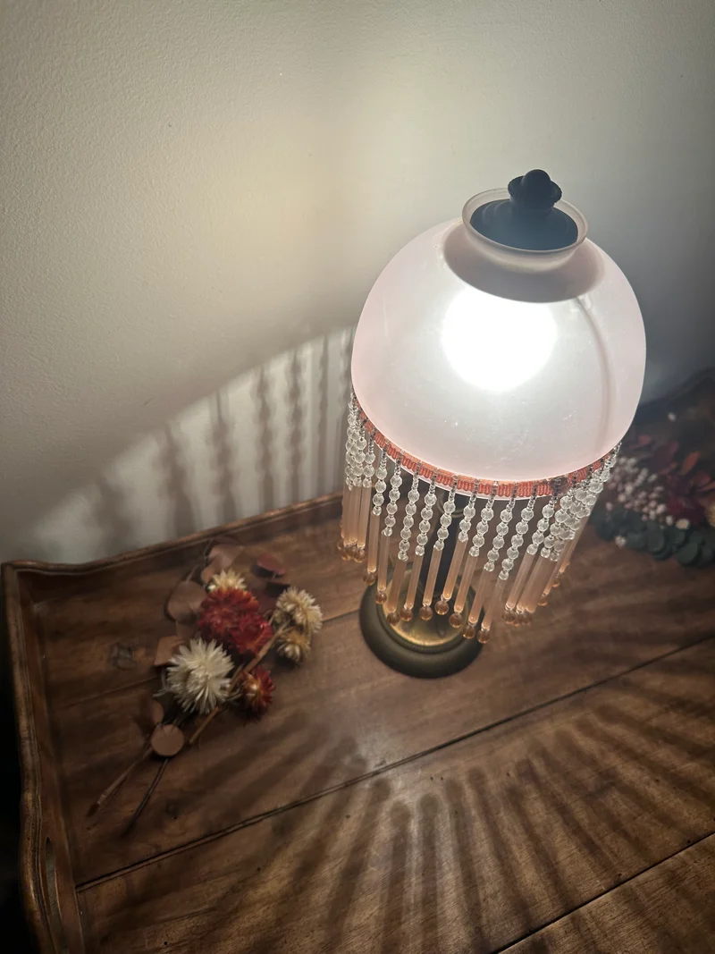 Lampe style charleston pampilles rose pâle pied en laiton