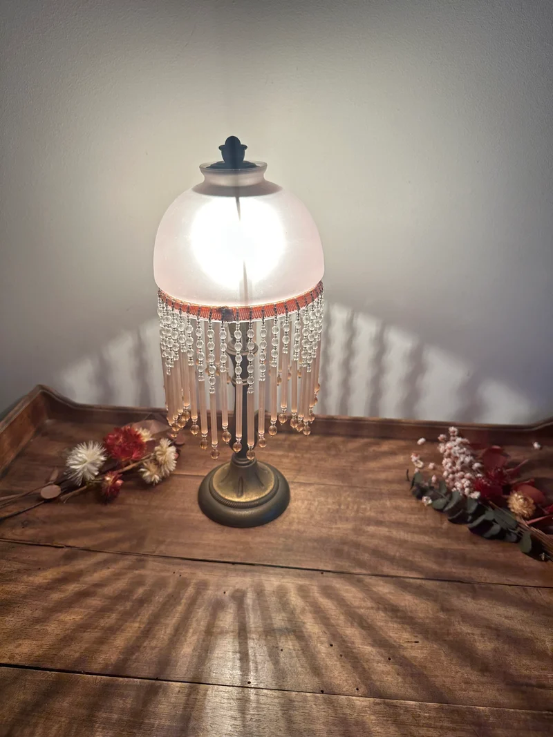 Lampe style charleston pampilles rose pâle pied en laiton