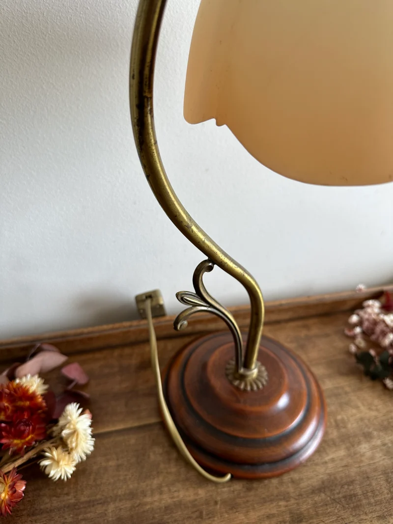 Lampe en laiton et bois globe tulipe couleur pêche poudrée
