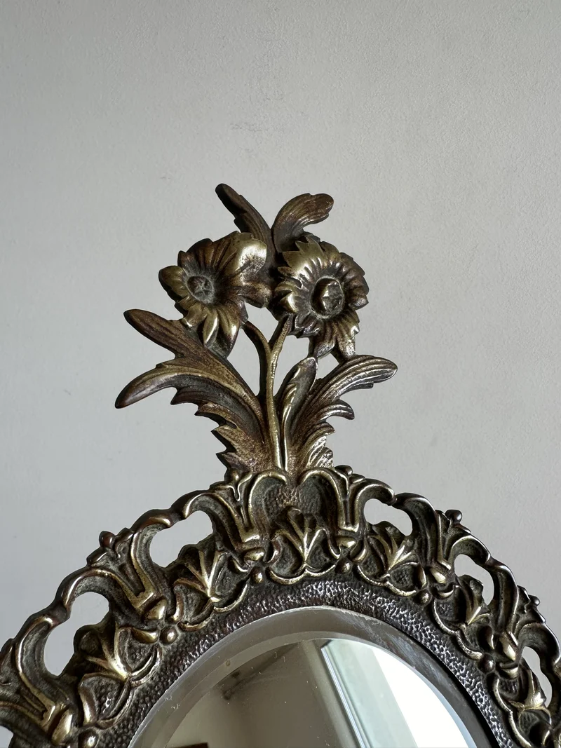 Miroir en bronze 19ème style baroque fronton marguerites