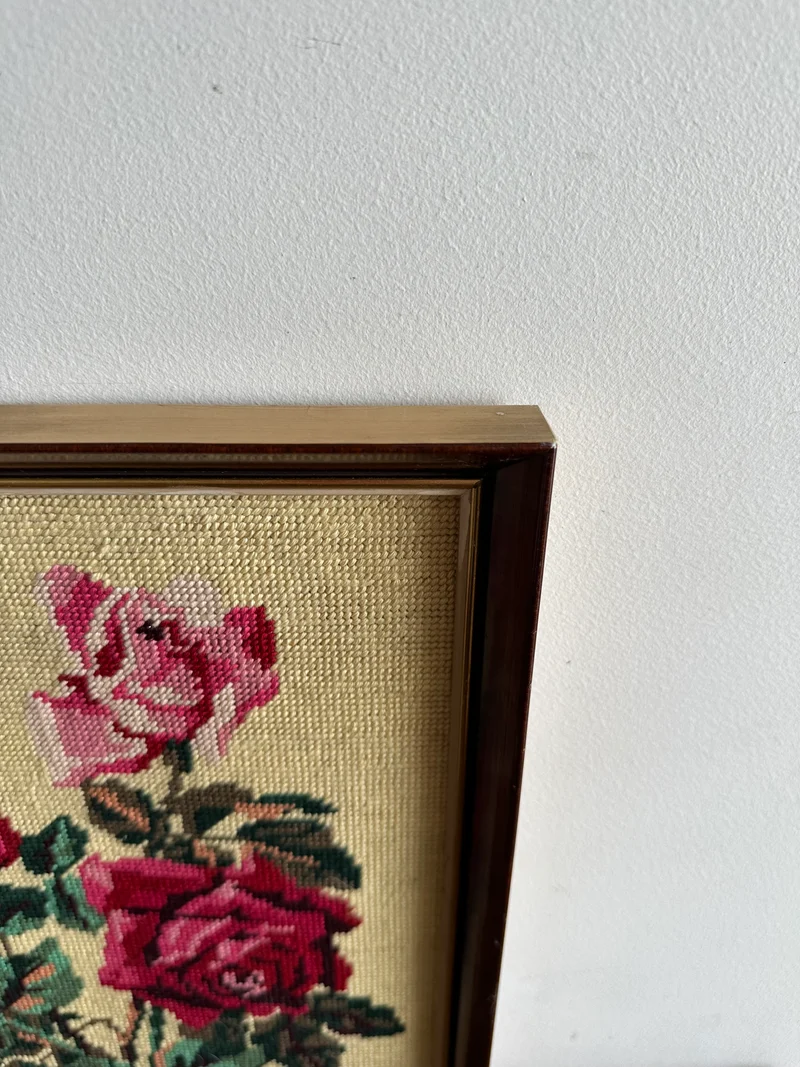 Broderie rectangulaire taille L cadre en bois foncé