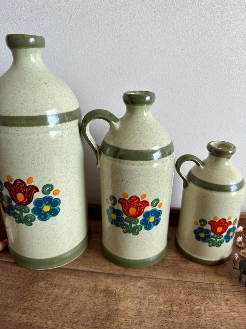 Bouteilles en grès Jasba décorées de fleurs rouges et bleues