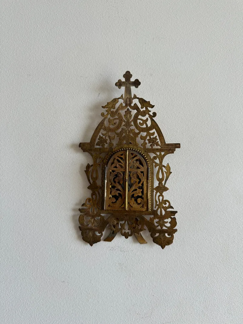 Autel de Voyage 19ème Immaculée conception ornement en laiton doré