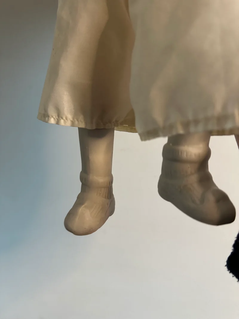 Poupée de chiffon Pierrot pieds bras et tête en porcelaine