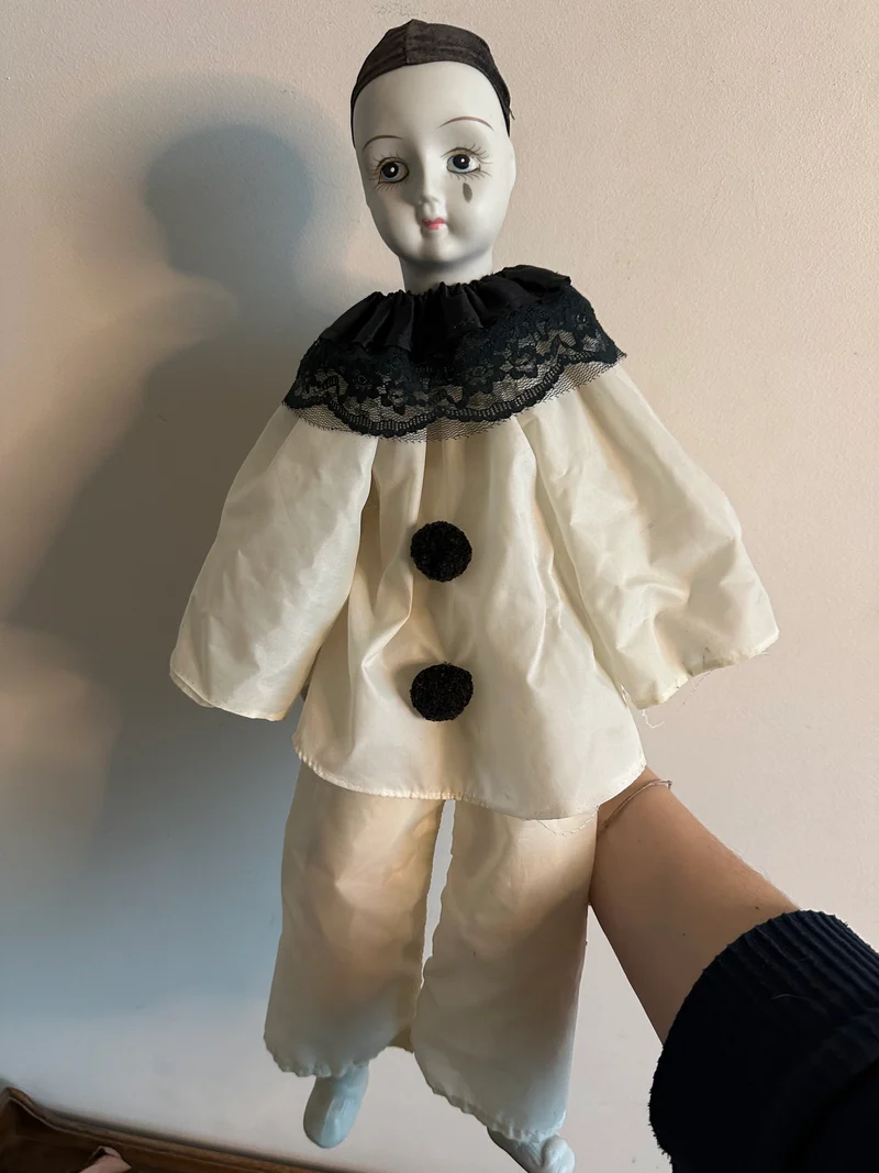 Poupée de chiffon Pierrot pieds bras et tête en porcelaine