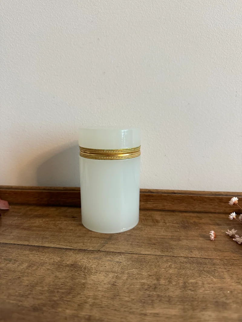 Pot en opaline cerclé de métal doré