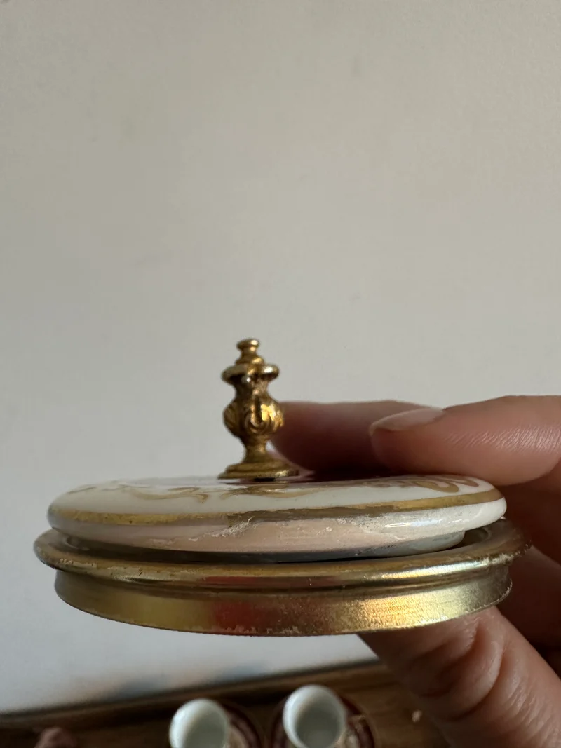 Tasses à café en porcelaine Décor de Paris armature en métal doré années 50