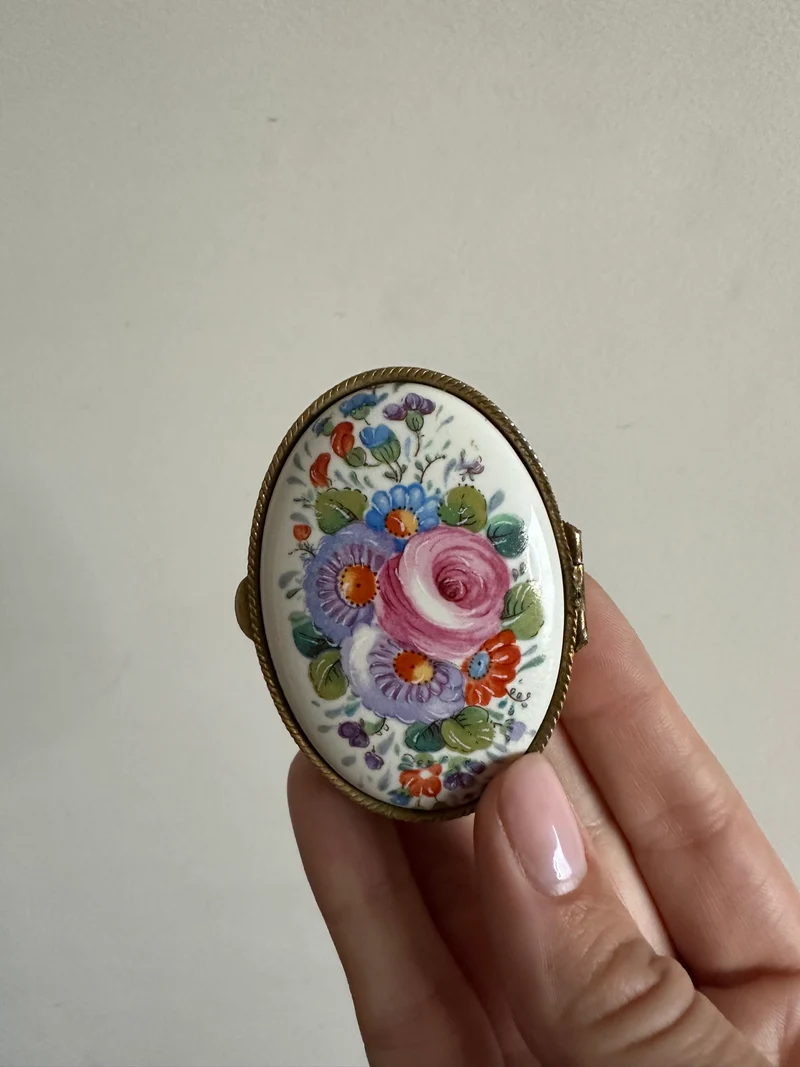 Piluliers en métal et porcelaine décorés de fleurs