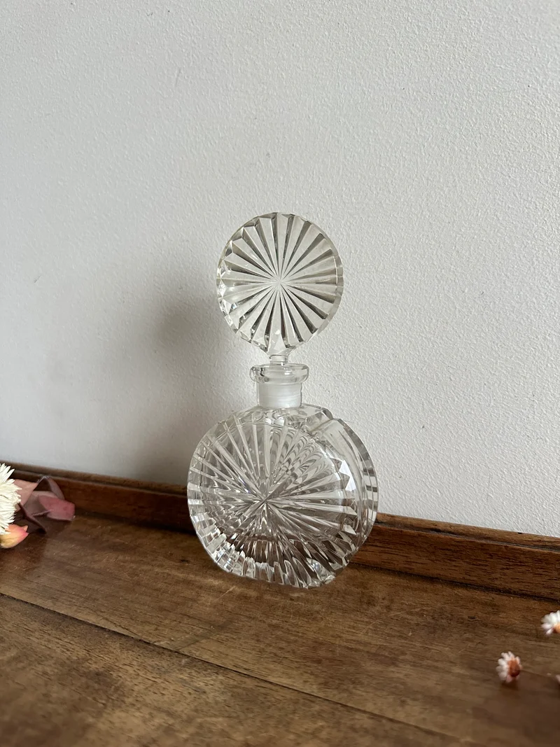 Flacon en cristal rond bouchon assorti