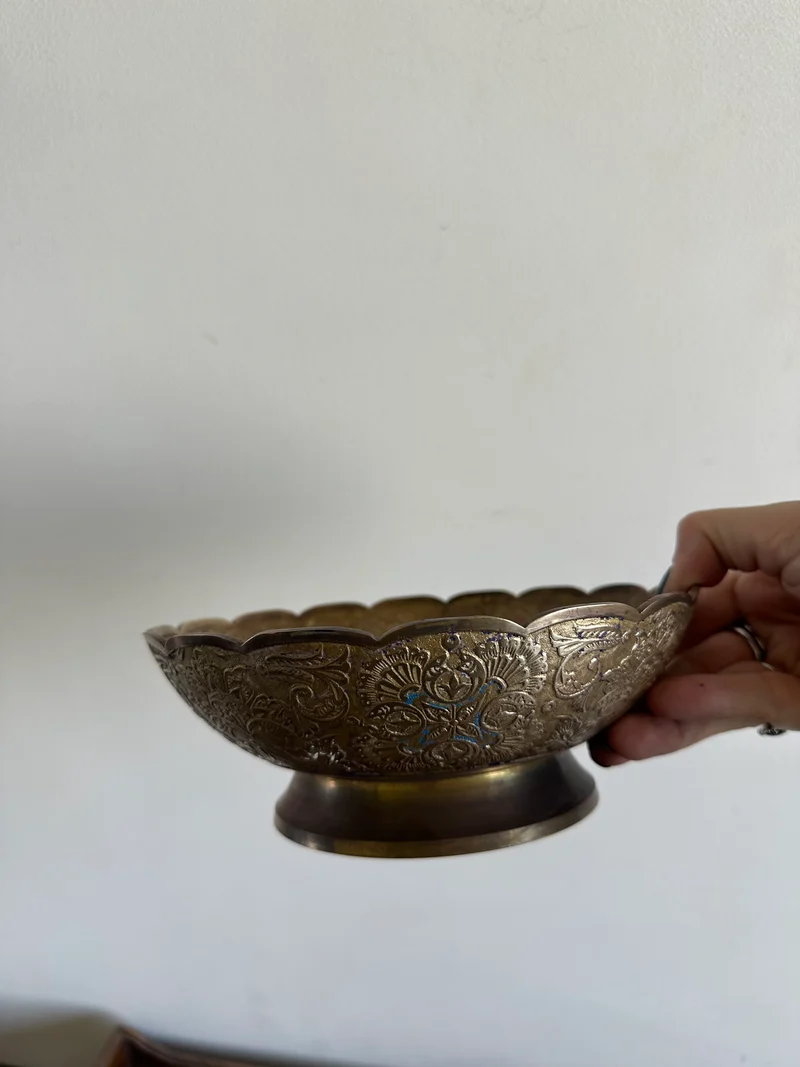 Saladier vide-poche en laiton orné de décorations en relief