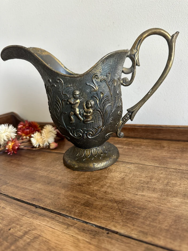 Pichet en laiton moulé décors angelots