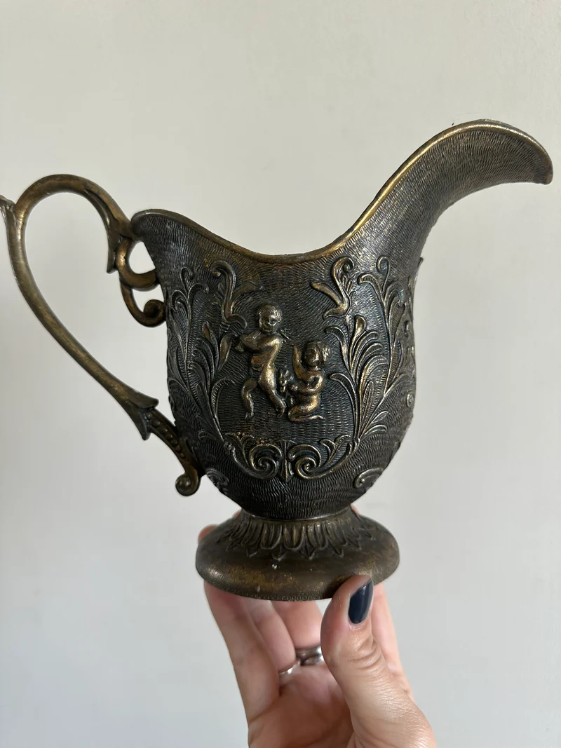 Pichet en laiton moulé décors angelots