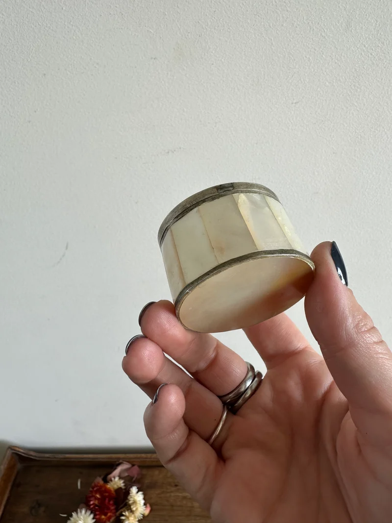 Pilulier rond en nacre cerclé de métal argenté