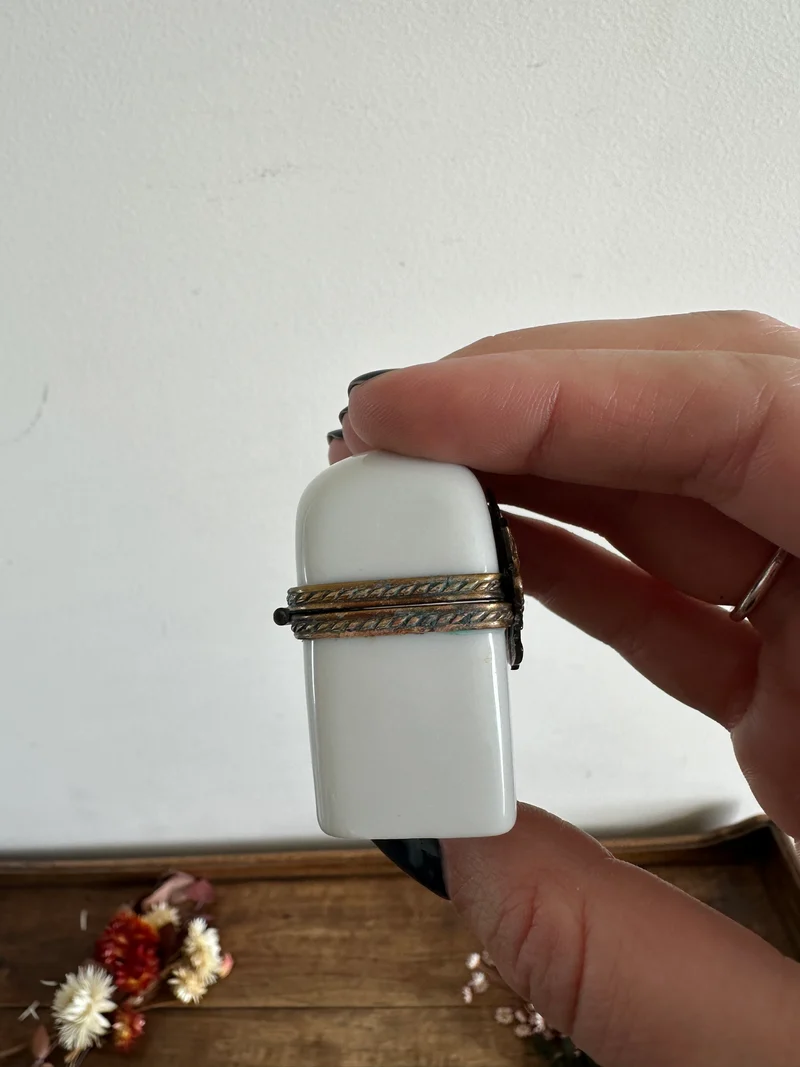 Pilulier en porcelaine blanche et ses deux petits flacons