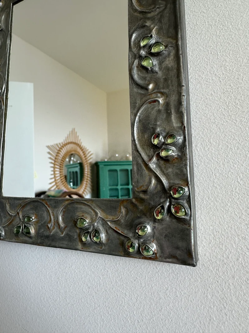 Miroir à accrocher en métal repoussé orné de pierres fantaisie
