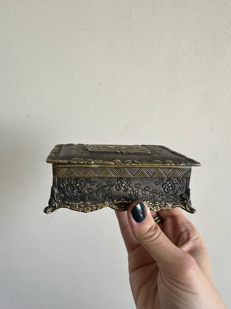 Boite à bijoux en laiton gravé sur pieds