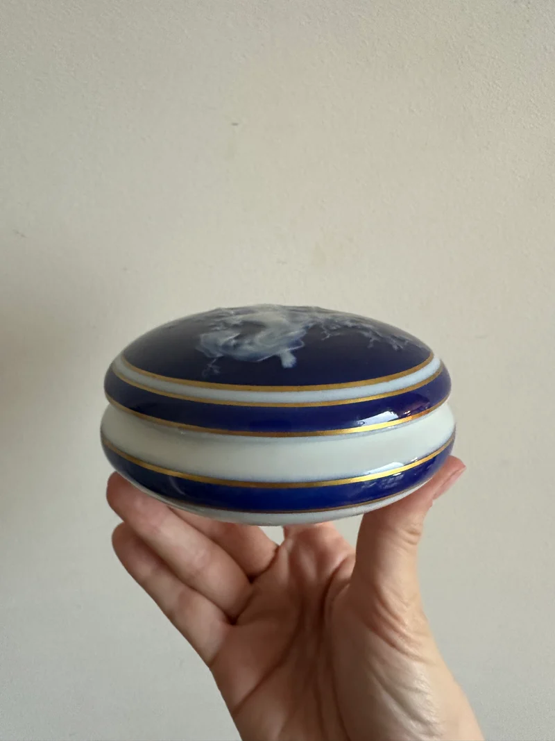 Bonbonnière en porcelaine de Limoges signée Tharaud