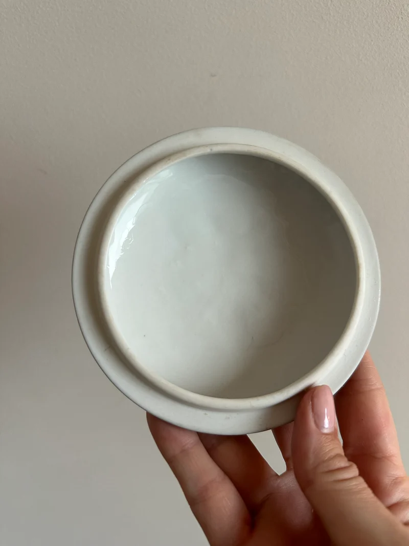 Bonbonnière en porcelaine de Limoges signée Tharaud
