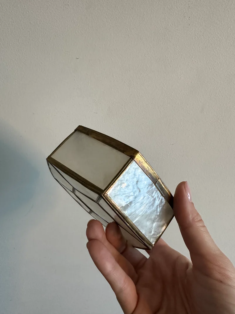 Bonbonnière hexagonale en nacre cerclée de laiton