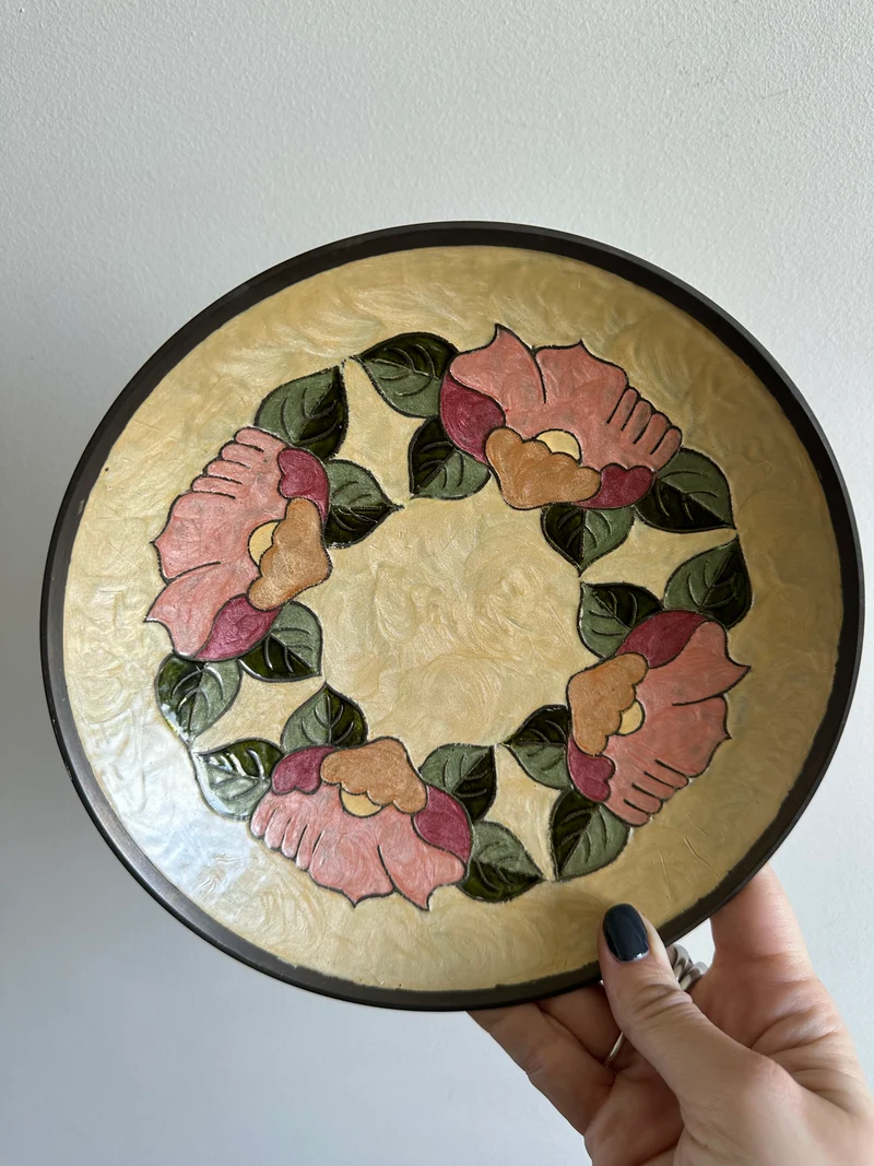 Assiettes vide-poches en laiton émaillé fleurs roses sur fond jaune