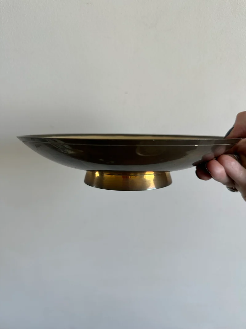 Assiettes vide-poches en laiton émaillé fleurs roses sur fond jaune