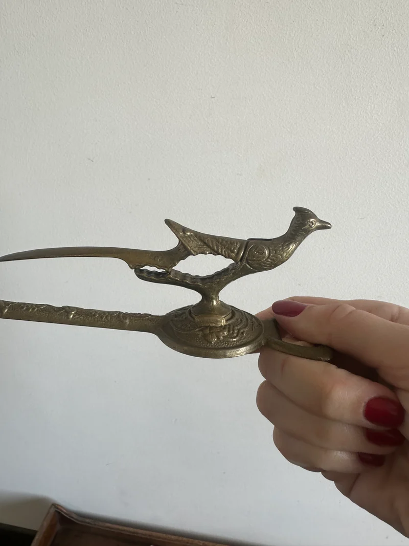 Ouvre bouteille et casse noix en laiton orné d'un oiseau