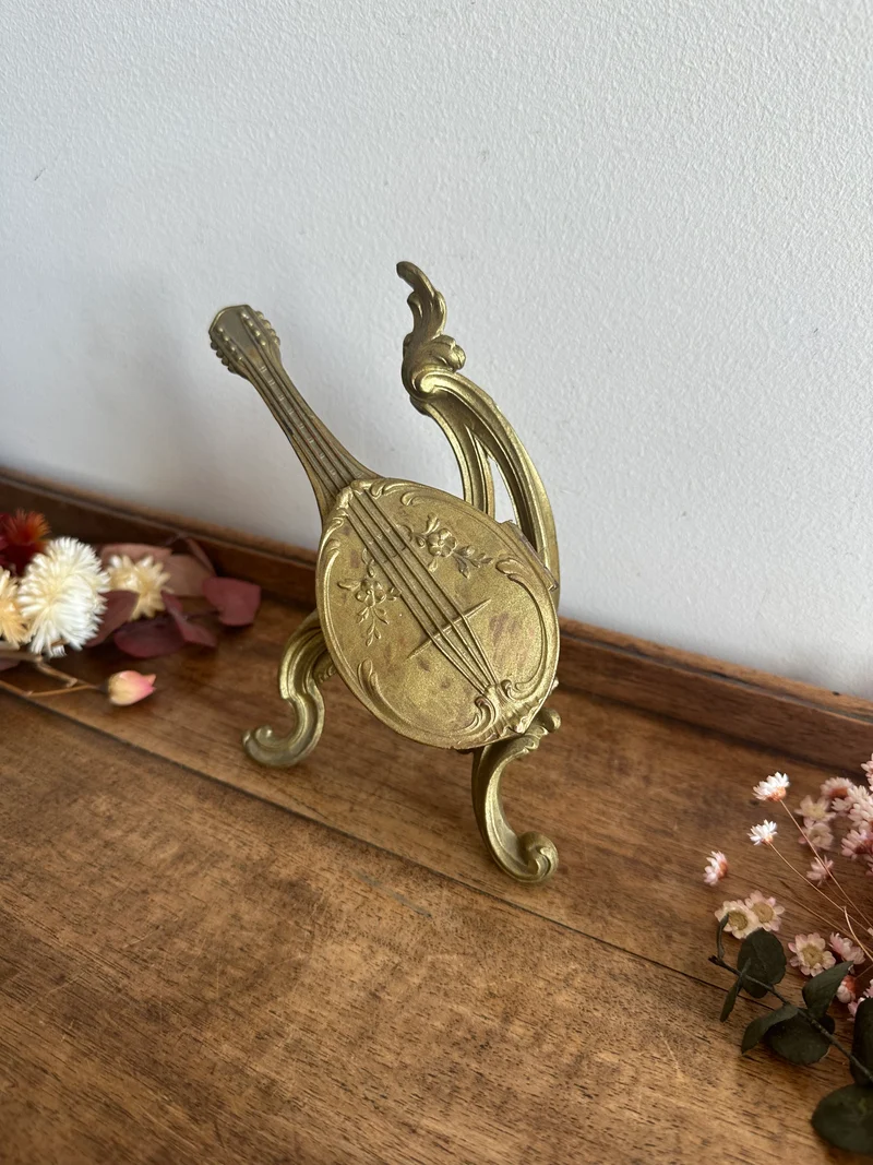 Mandoline sur pied porte montre de gousset en régule doré