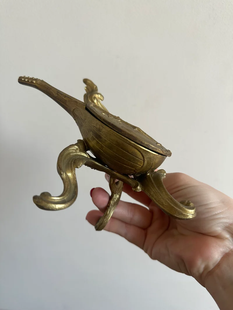 Mandoline sur pied porte montre de gousset en régule doré
