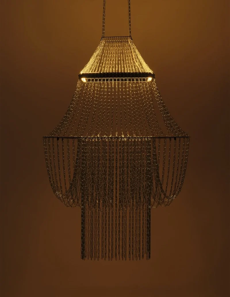 Longue suspension pour hall