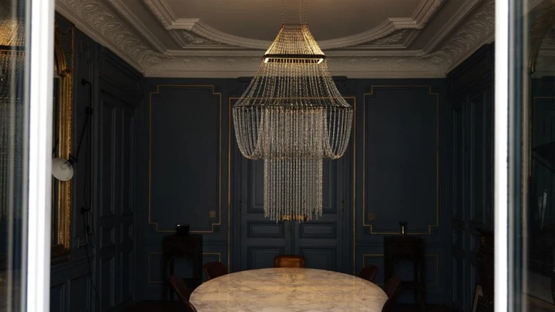 Longue suspension pour hall
