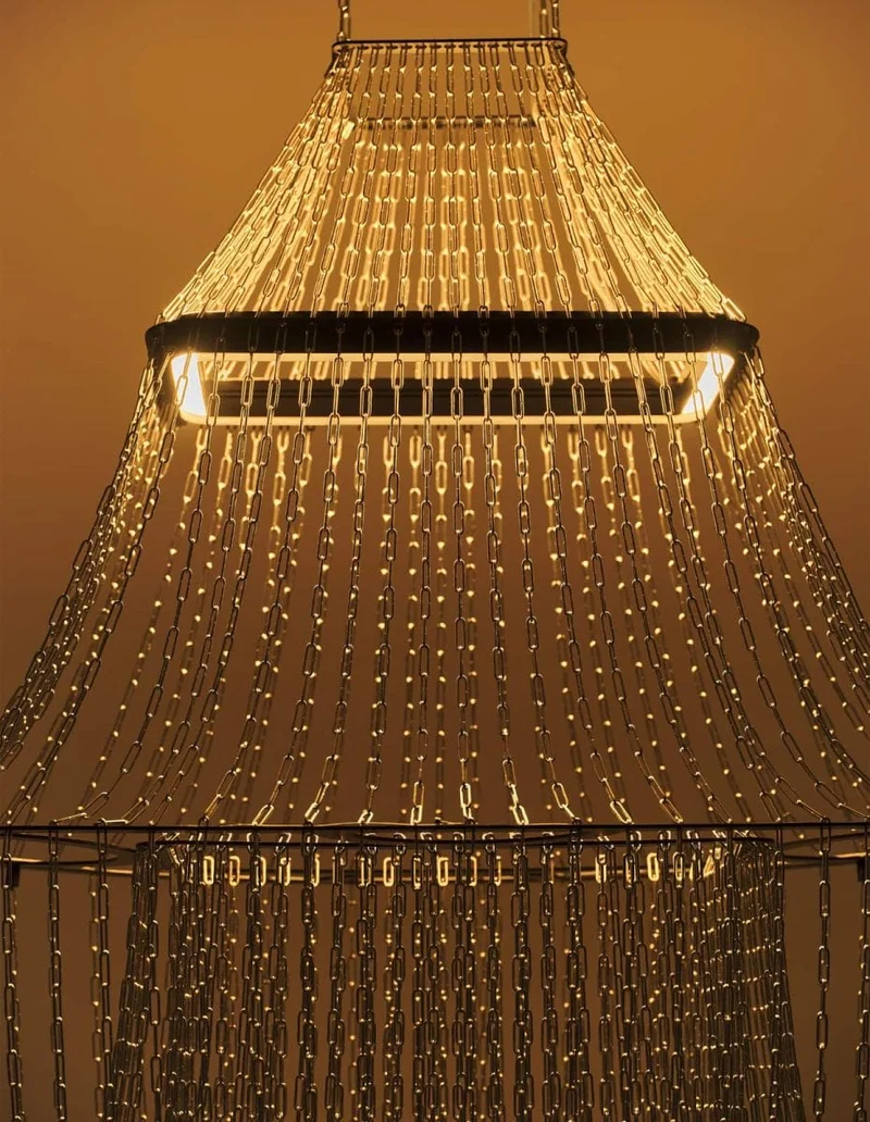Longue suspension pour hall