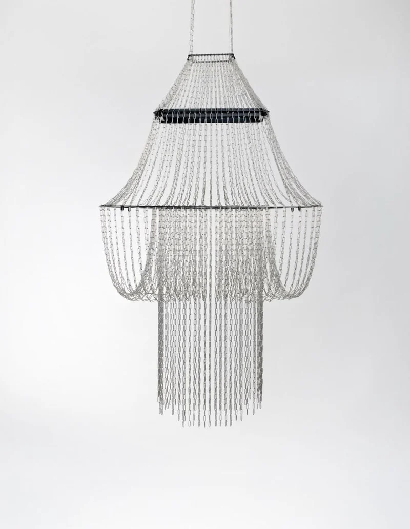 Longue suspension pour hall